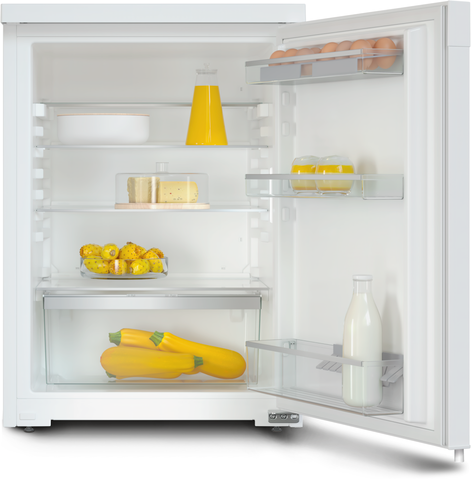 Offener weißer Kühlschrank mit Eiern, Saft, Käse, Kaktusfeigen, Zucchini und Milch.