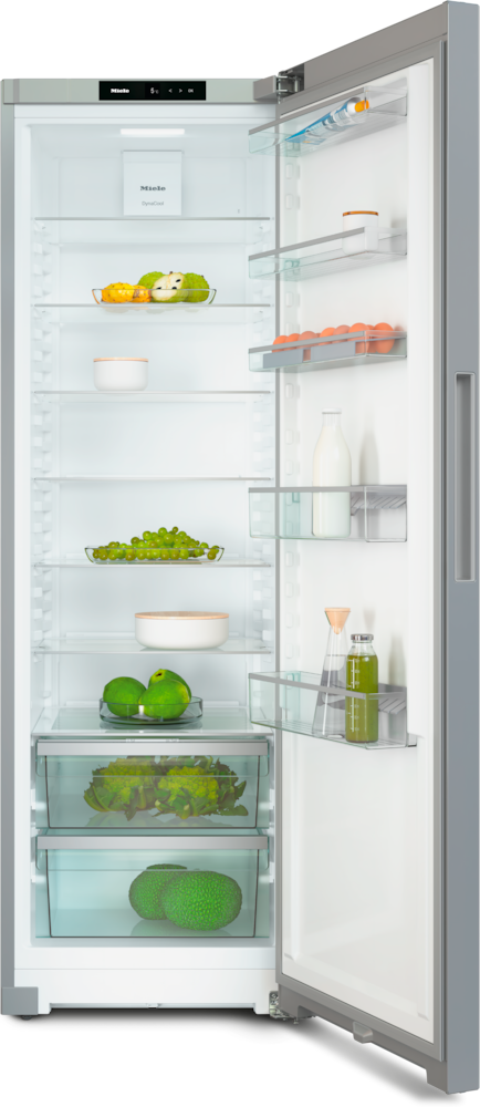 Offener Kühlschrank mit Obst, Gemüse und Eiern. Flaschen und Behälter sind sichtbar.