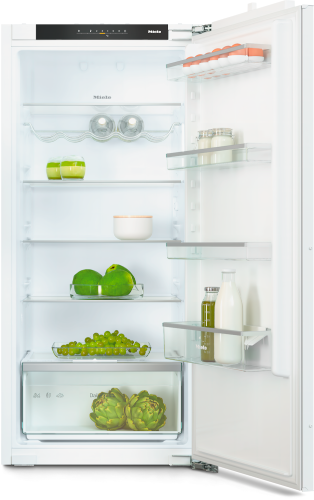 Offener Kühlschrank mit Lebensmitteln: Eier, Gläser, grünes Obst, Trauben, Artischocken.