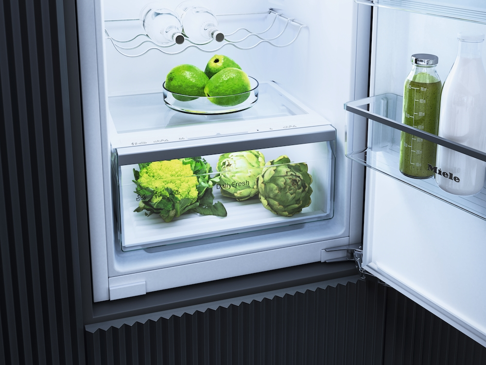 Kühlschrank mit Obst und Gemüse: Artischocken, Blumenkohl, Guaven, Saft und Milch.