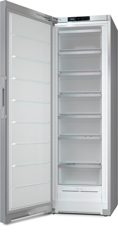 Ein silberner Miele-Kühlschrank mit offener Tür, der innen klare Glasböden zeigt.