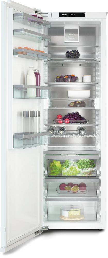 Ein offener Kühlschrank mit Lebensmitteln, darunter Beeren, Trauben, Eier und Gemüse.