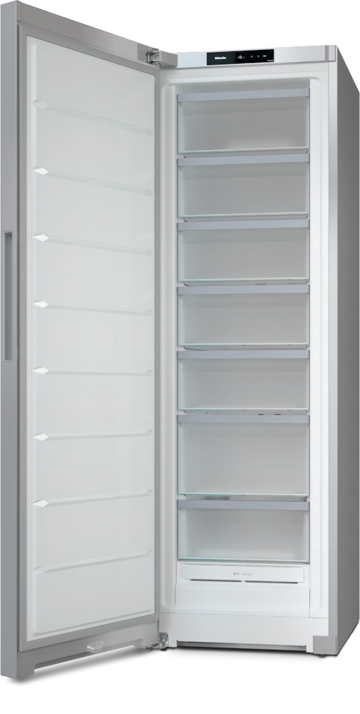 Ein leerer, silberner Kühlschrank mit geöffneter Tür und Glasböden.