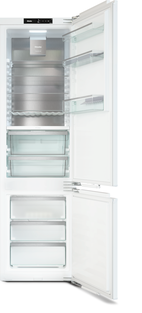 Ein weißer Kühlschrank mit offener Tür, Regalen und Schubladen.