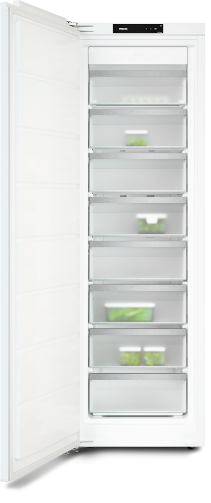 Ein offener weißer Kühlschrank mit mehreren Schubladen und Lebensmitteln.