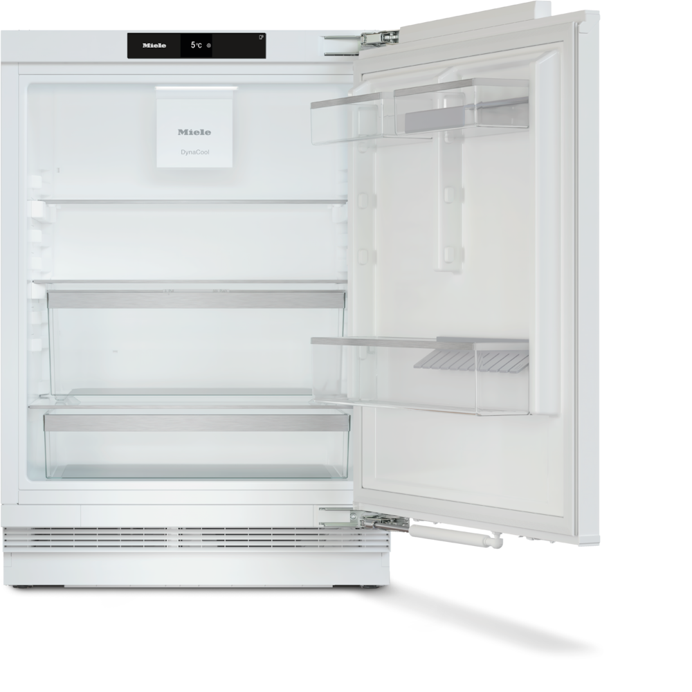 Ein weißer Miele Kühlschrank mit offener Tür, Glasböden und Schubladen.