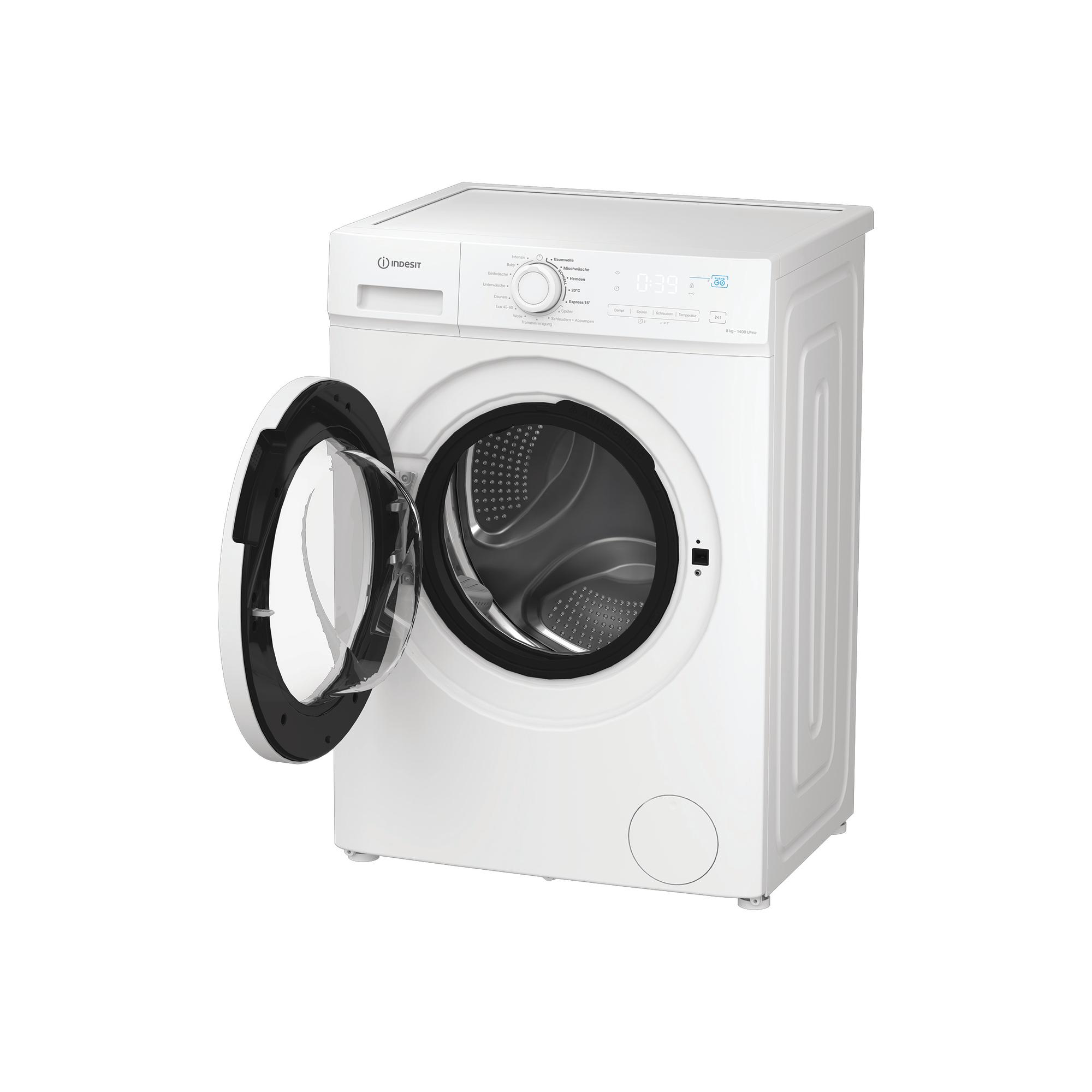 Eine weiße Indesit Waschmaschine mit offener Tür und sichtbarer Trommel.