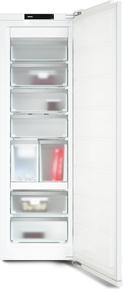 Ein weißer Kühlschrank mit offener Tür und mehreren transparenten Schubladen.