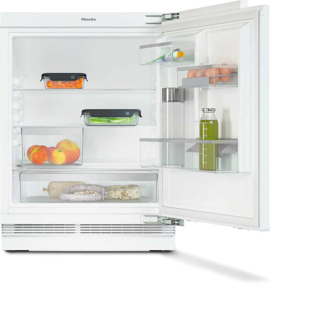Ein offener Kühlschrank mit Lebensmitteln wie Karotten, Gurken, Pfirsichen, Eiern und Flaschen.