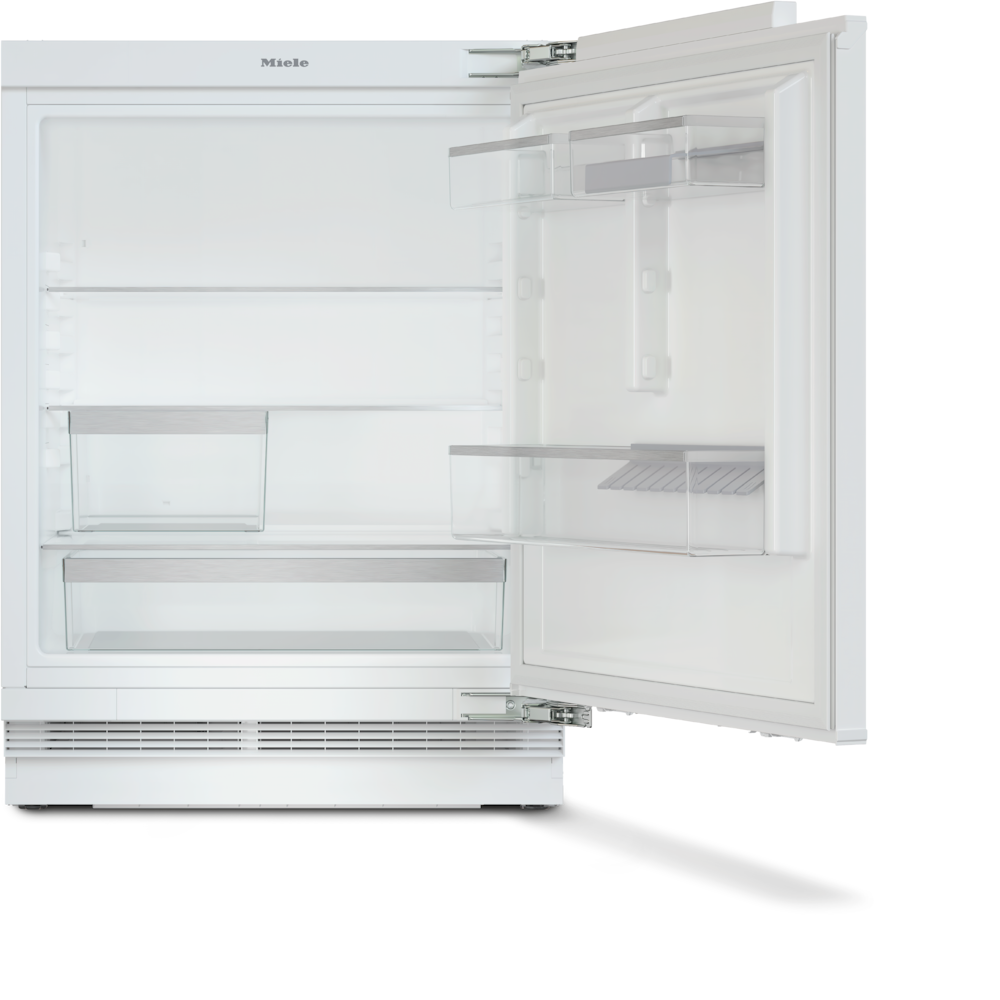 Ein weißer, leerer Miele Kühlschrank mit offener Tür und Glasböden.