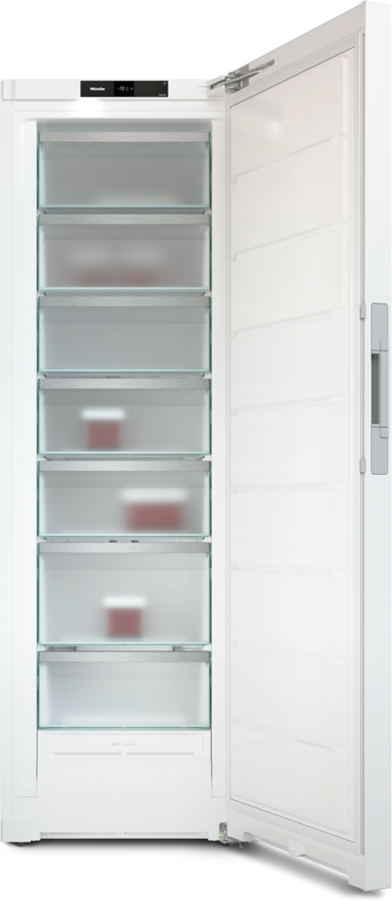 Ein offener weißer Gefrierschrank mit Glaseinlegeböden und einer Schublade.