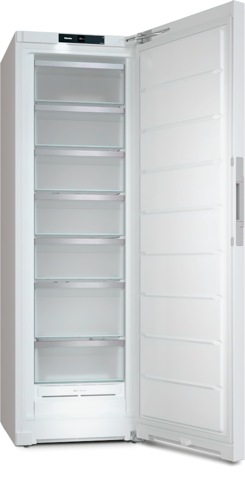 Ein offener weißer Kühlschrank mit Glasböden und einem Fach unten.