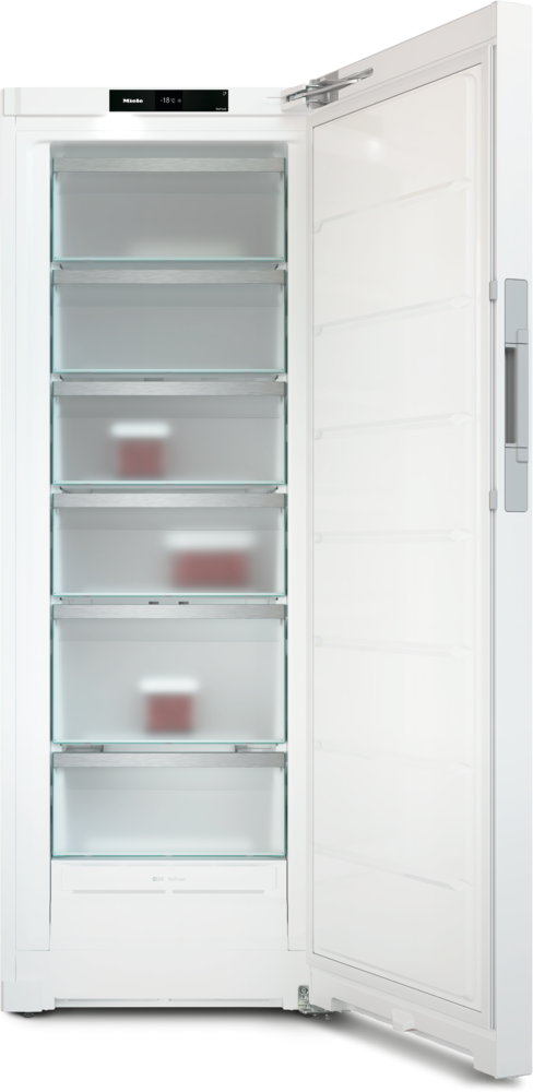 Ein weißer Gefrierschrank mit offener Tür und Glasböden. -18°C angezeigt.