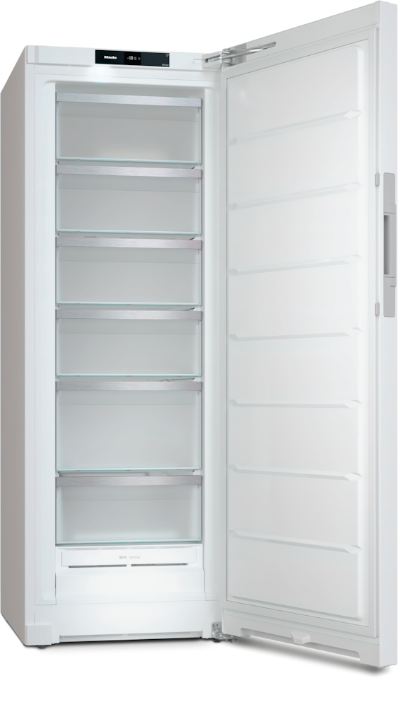 Ein weier Gefrierschrank mit gefneter Tr, Glasregalen und digitale Anzeige.