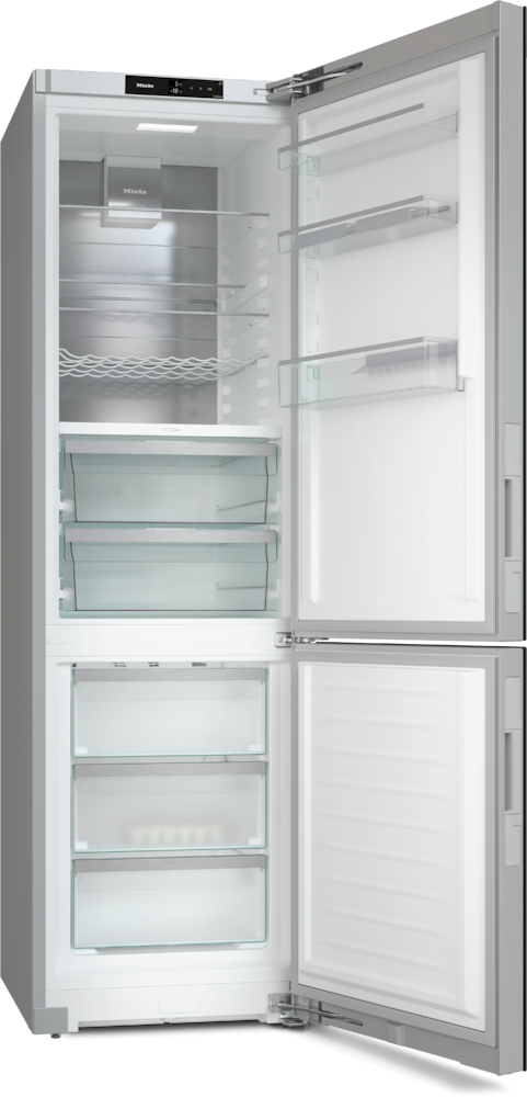 Ein offener Kühlschrank mit mehreren Glasablagen und Schubladen.