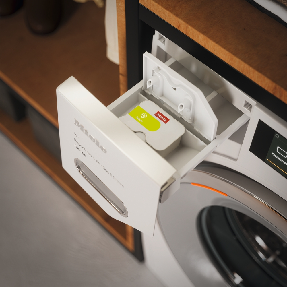 Eine Miele Waschmittelschublade mit einer Duftkapsel.