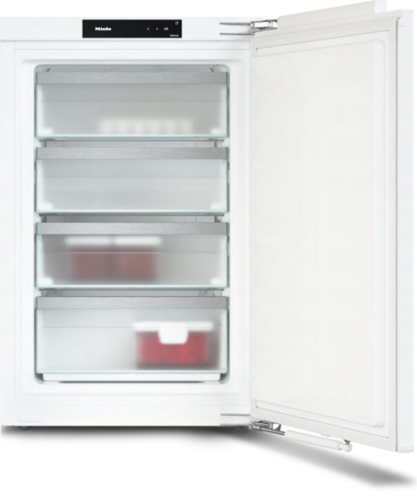 Ein weißer Kühlschrank mit offener Tür zeigt vier durchsichtige Schubladen.