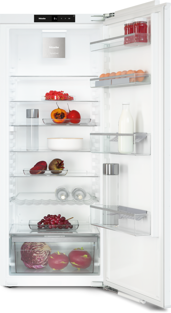 Ein offener Kühlschrank mit Lebensmitteln auf mehreren Regalen, darunter Eier und Milch.