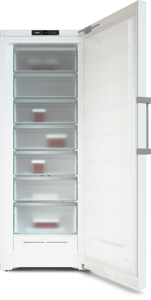 Ein weißer Gefrierschrank mit offener Tür, Glasböden und einigen roten Behältern.