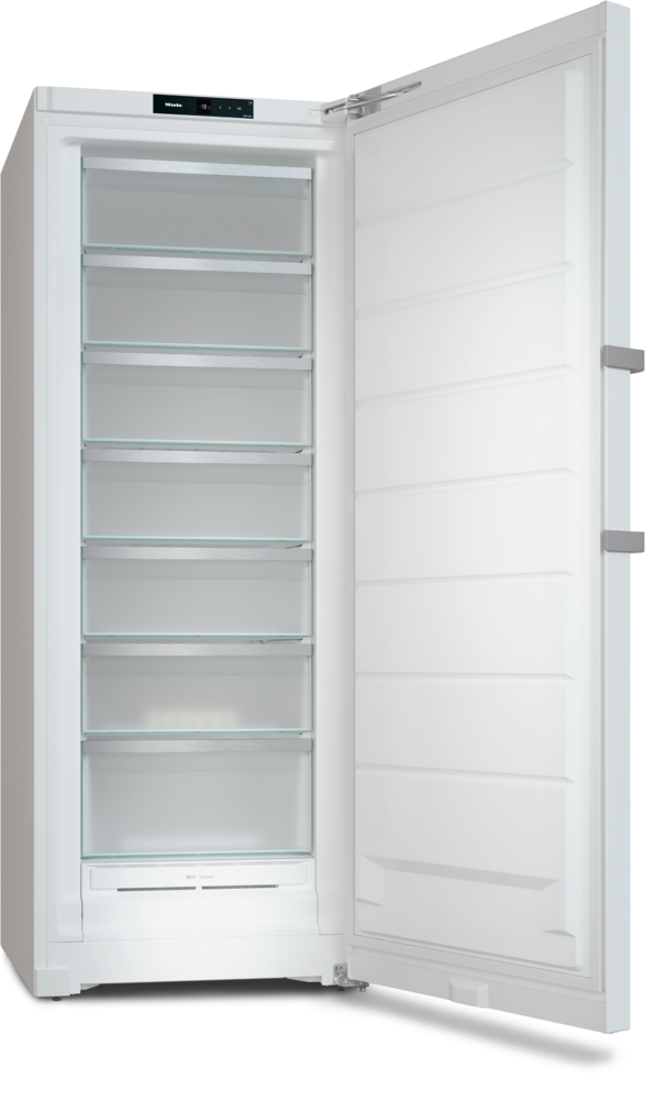 Ein weißer Kühlschrank mit offener Tür und Glasböden.