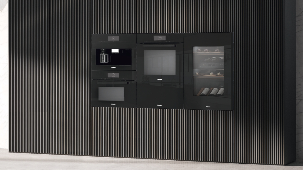 Moderne schwarze Einbauküchengeräte: Kaffeemaschine, Backofen, Mikrowelle und Weinkühler.