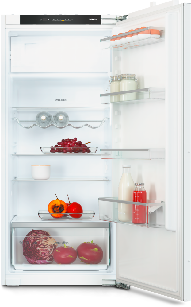 Ein offener Kühlschrank mit Eiern, Gläsern, Trauben, Obst und Gemüse.