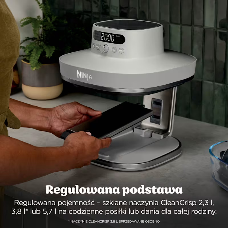 Osoba używa szarej frytkownicy beztłuszczowej Ninja z cyfrowym wyświetlaczem.