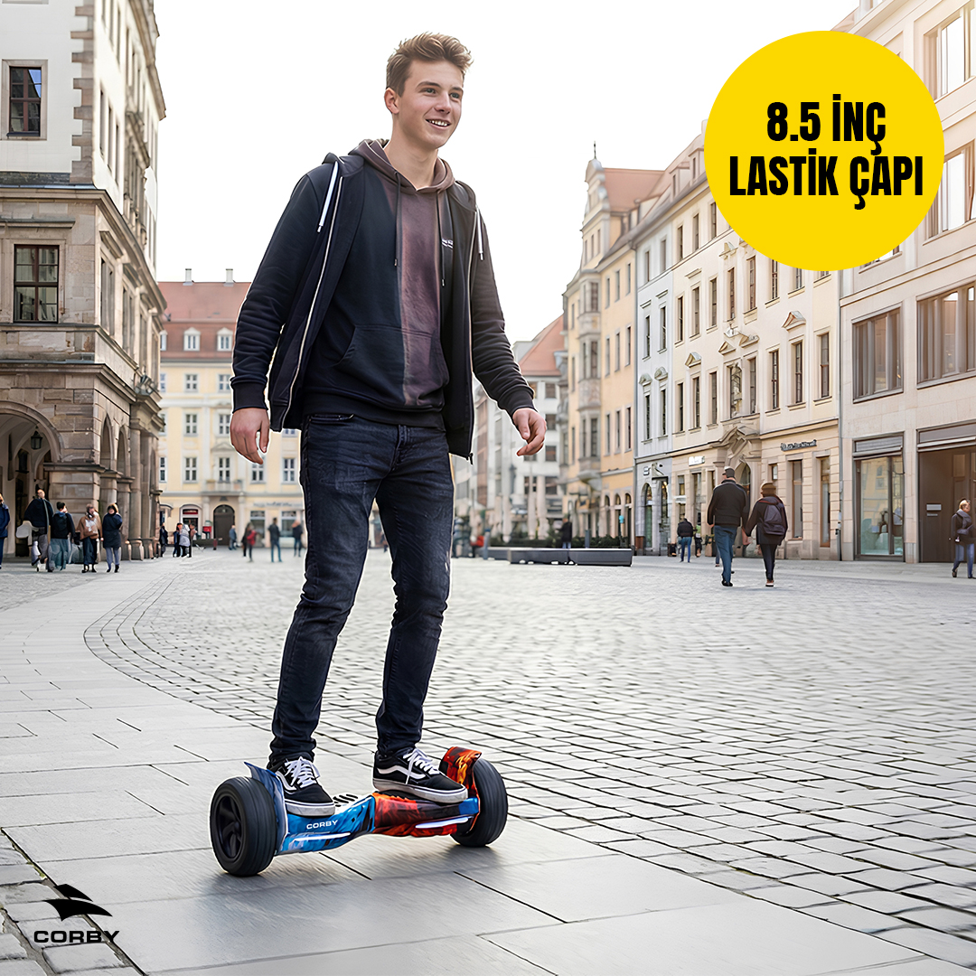Bir çocuk binaların önündeki kaldırımda hoverboard sürüyor.