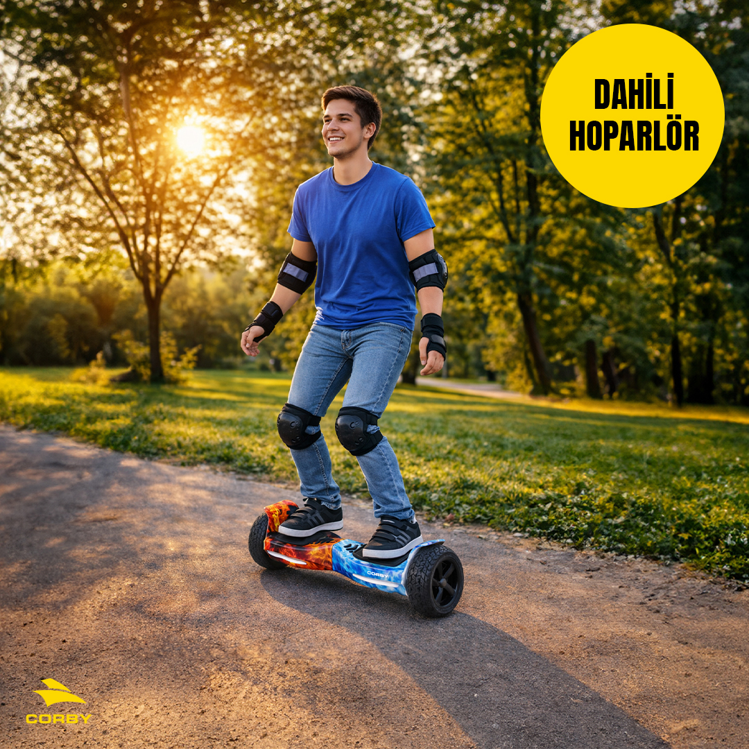Bir adam gün batımında parkta koruyucu ekipmanla hoverboard sürüyor.