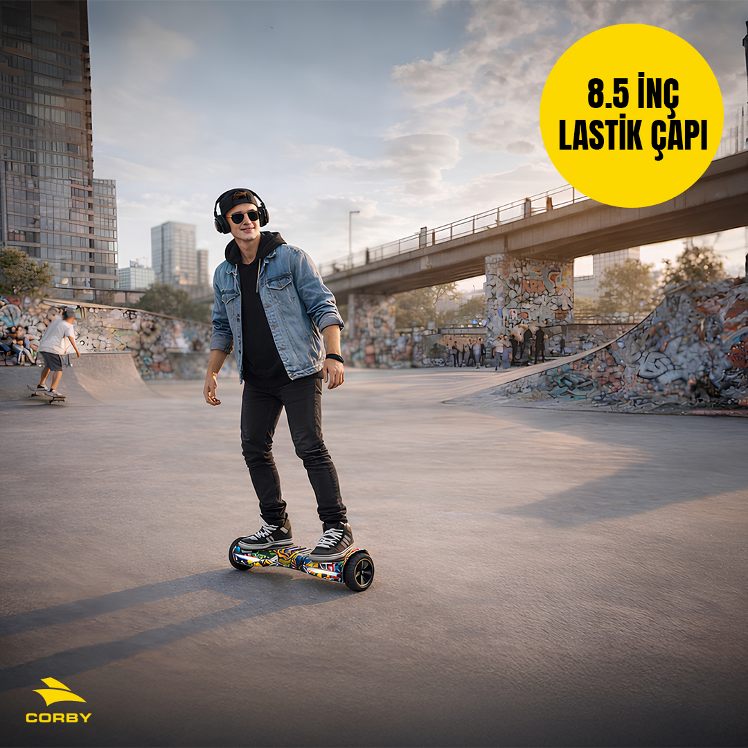 Graffiti ve gökdelenlerin olduğu bir kaykay parkında hoverboard kullanan adam.