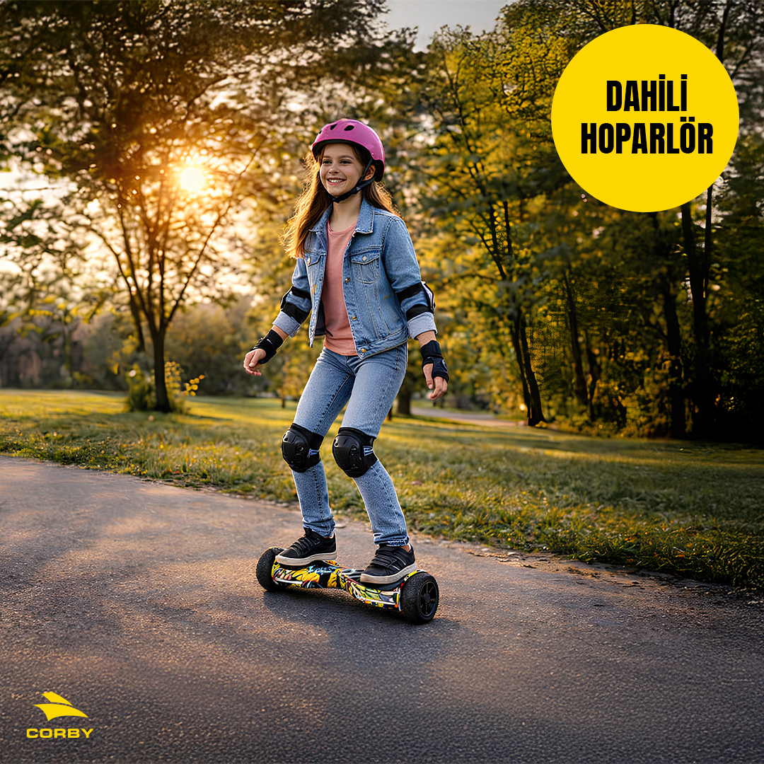 Kız, kask ve koruyucu giysilerle parkta hoverboard sürüyor. Güneş parlıyor.
