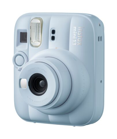 Jasnoniebieski aparat natychmiastowy Fujifilm Instax Mini 13 z obiektywem i lampą.