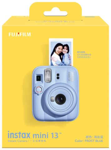Opakowanie niebieskiej kamery natychmiastowej Fujifilm Instax Mini 13 z dwoma kobietami na zdjęciu.