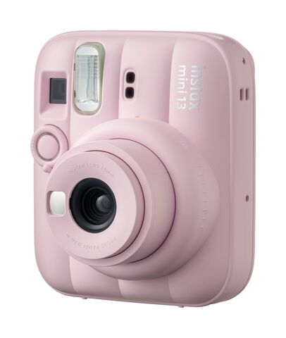 Różowy aparat Instax Mini 13 z obiektywem i lampą błyskową na białym tle.