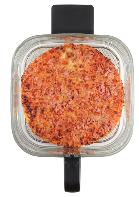 Upieczona pizza spoczywa na drucianym ruszcie w szklanym pojemniku.