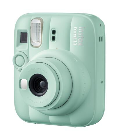Miętowo-zielony aparat natychmiastowy Fujifilm Instax Mini 13 na białym tle.