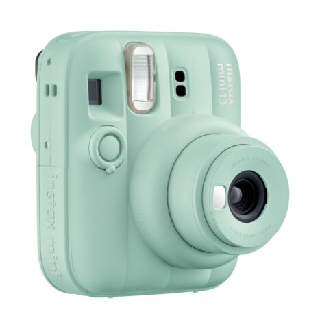 Miętowa zielona kamera natychmiastowa Fujifilm Instax Mini 13 na białym tle.