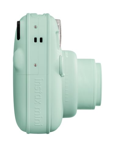 Miętowa zielona kamera Instax Mini widoczna z profilu na białym tle.