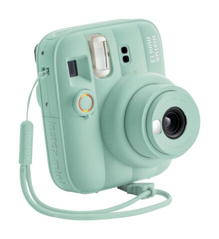 Miętowa aparat natychmiastowy z paskiem na nadgarstek i napisem 'Instax mini'.
