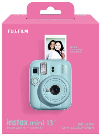 Jasnoniebieski aparat Instax Mini 13 na różowym opakowaniu z logo Fujifilm.