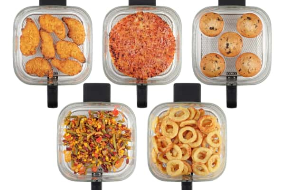Pięć szklanych pojemników z jedzeniem: nuggetsy z kurczaka, pizza, muffiny, warzywa i krążki cebulowe.