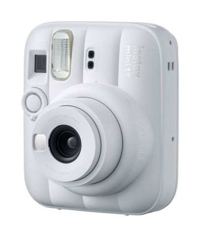 Biały aparat natychmiastowy z obiektywem i lampą błyskową. Widoczny napis 'instax mini 12'.