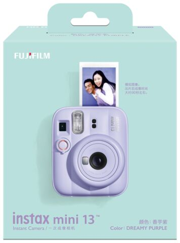 Lawendowa kamera natychmiastowa Fujifilm Instax Mini 13 na opakowaniu.