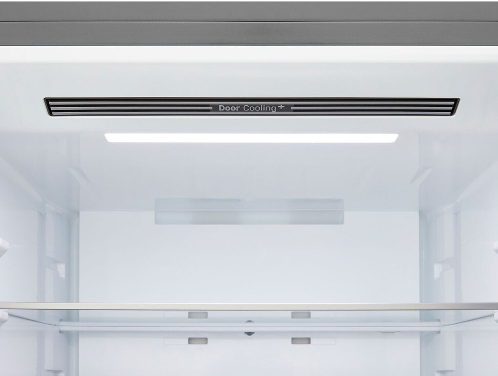 Hűtőszekrény belső nézete Door Cooling+ technológiával és üvegpolccal.