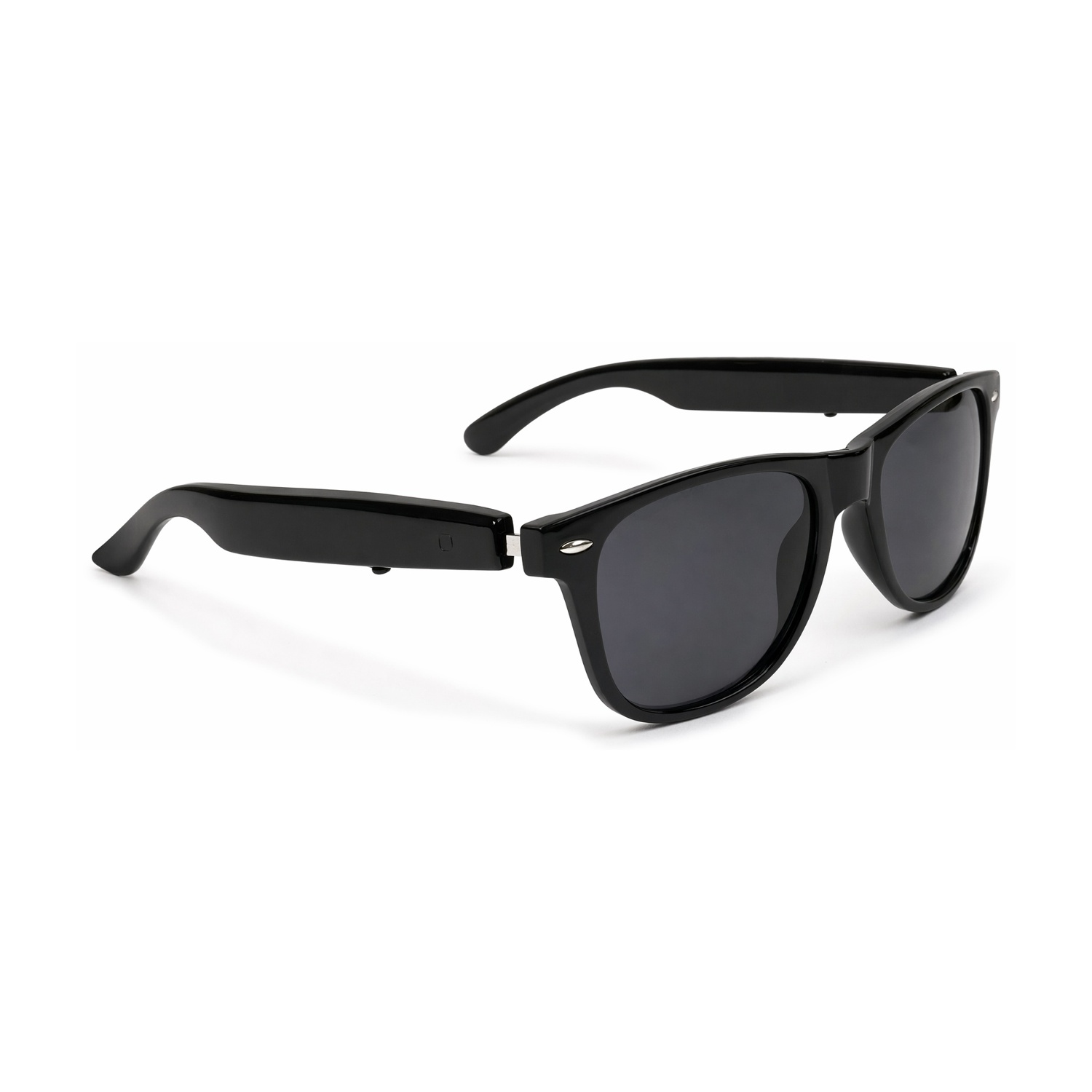 Occhiali da sole neri stile wayfarer con lenti scure su sfondo bianco.