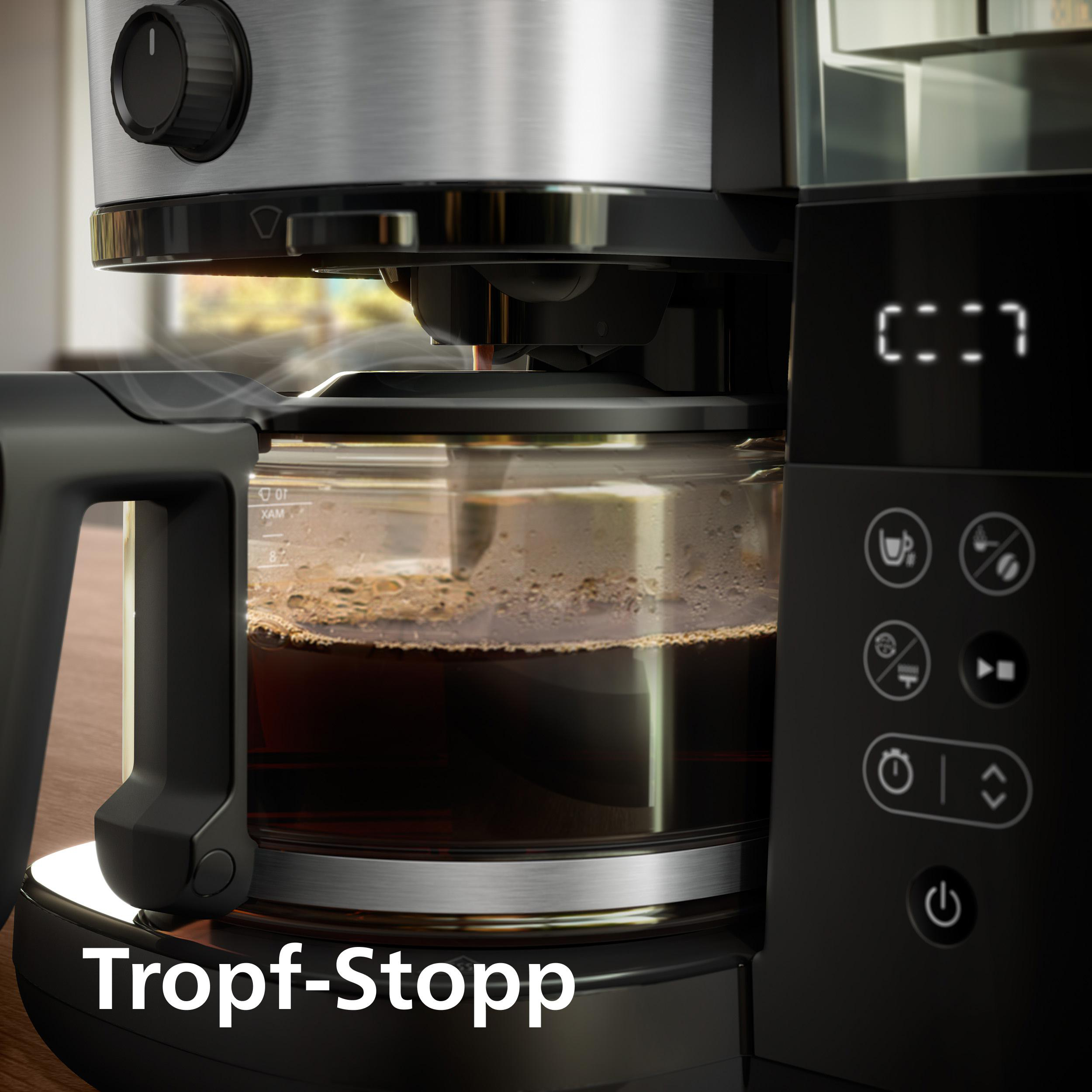 Eine Kaffeemaschine mit Glaskanne, die mit Kaffee gefüllt ist und dampft.