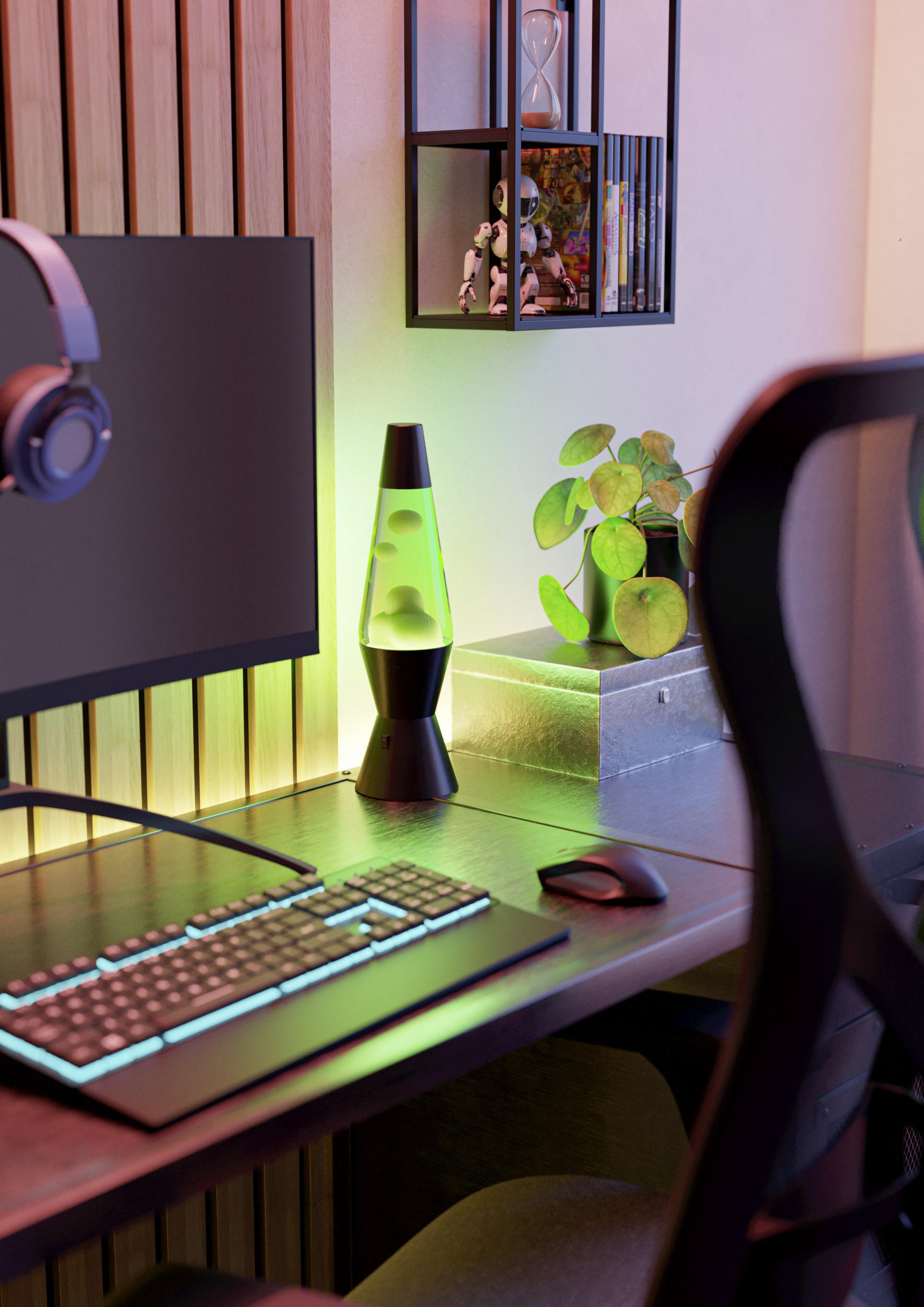Ein Schreibtisch mit Tastatur, Maus, Monitor, Lavalampe und Pflanze.