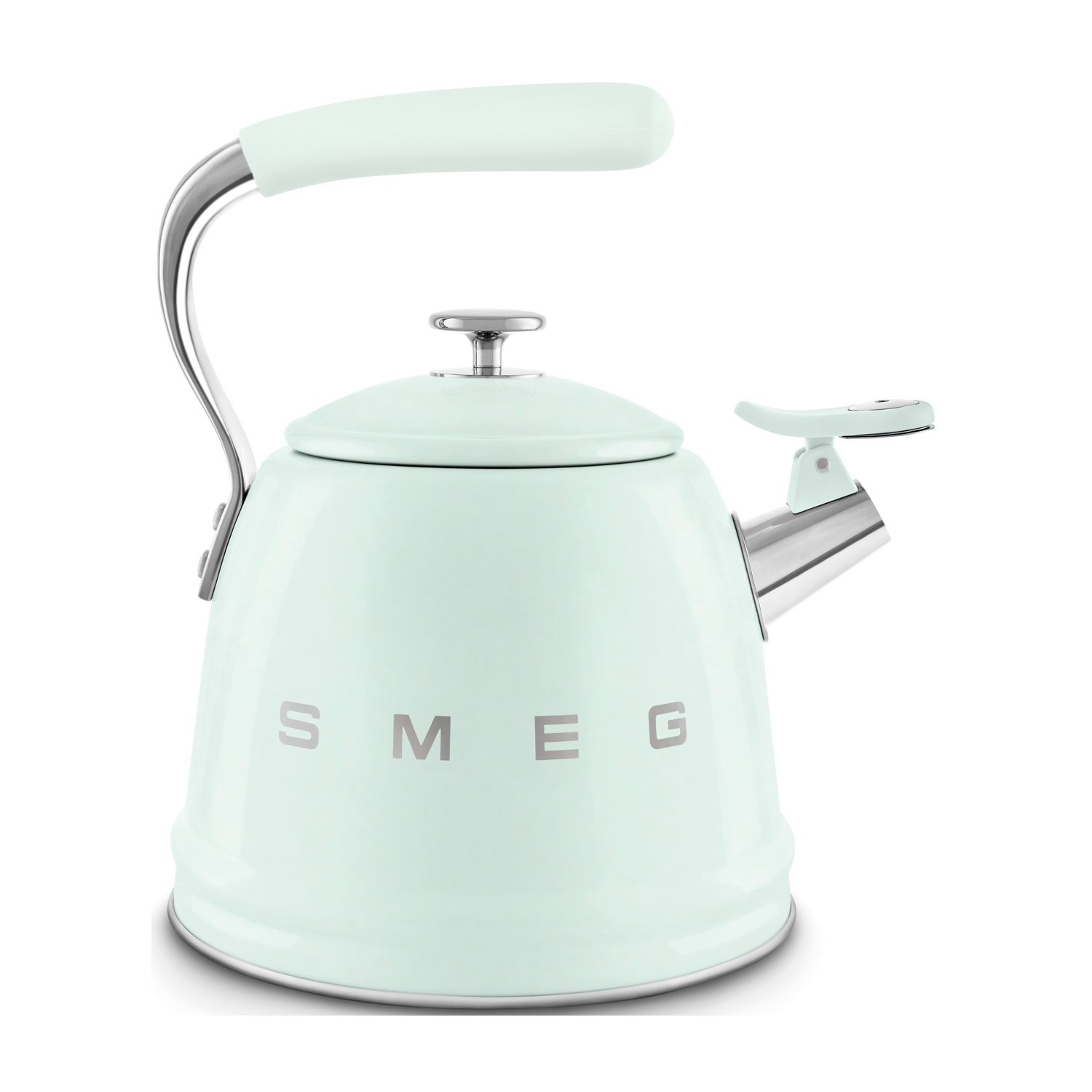 Un bollitore Smeg verde chiaro con manico e coperchio argentati su sfondo bianco.