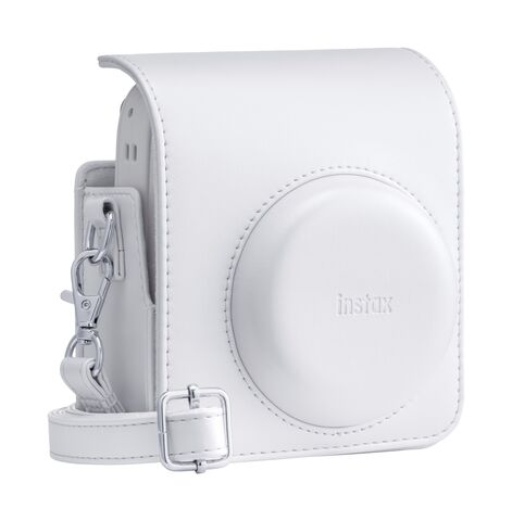 Białe etui na aparat z paskiem i srebrnym osprzętem, z logo Instax.
