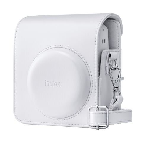 Białe skórzane etui na aparat z logo Instax i srebrnym paskiem.